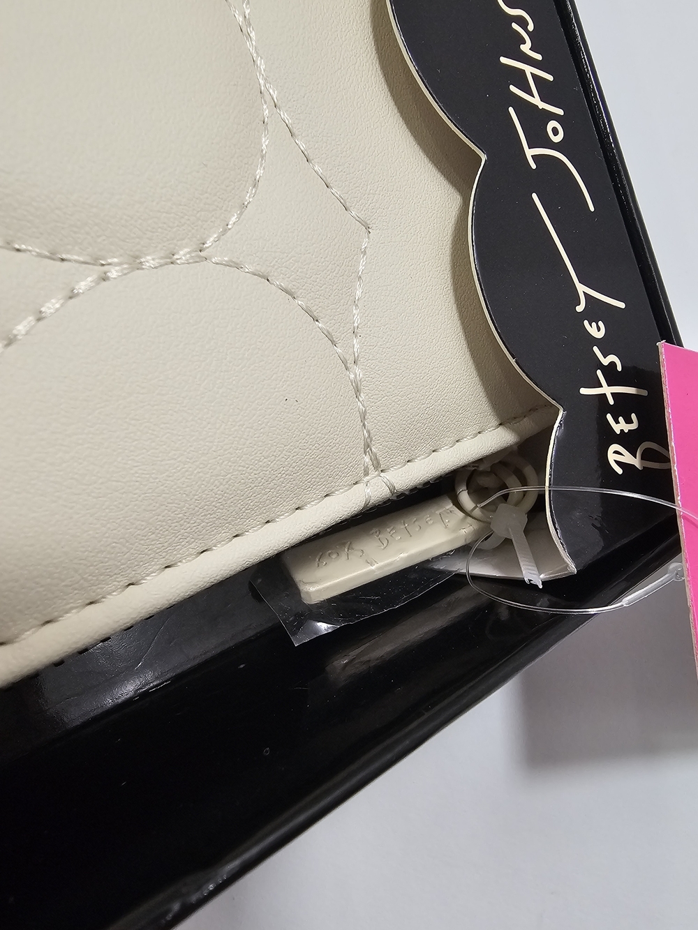 Betsey Johnson Chalk White Quilted Hearts Zip Around Wristlet Wallet NIB NWT - Picture 4 of 10